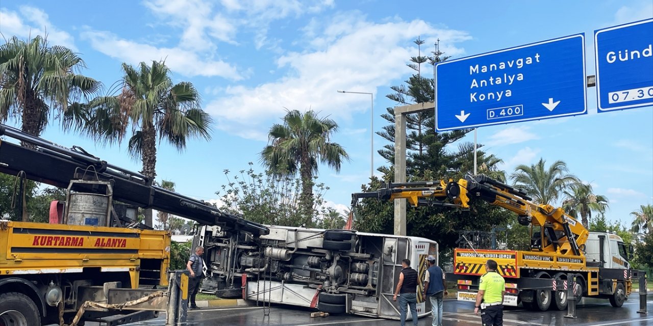 Otel çalışanlarını taşıyan midibüs devrildi: 13 yaralı