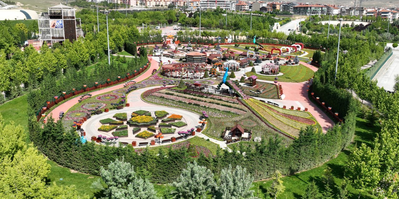 Konya’nın yeni cazibe merkezi 400 bin çiçekle görsel şölen sunuyor