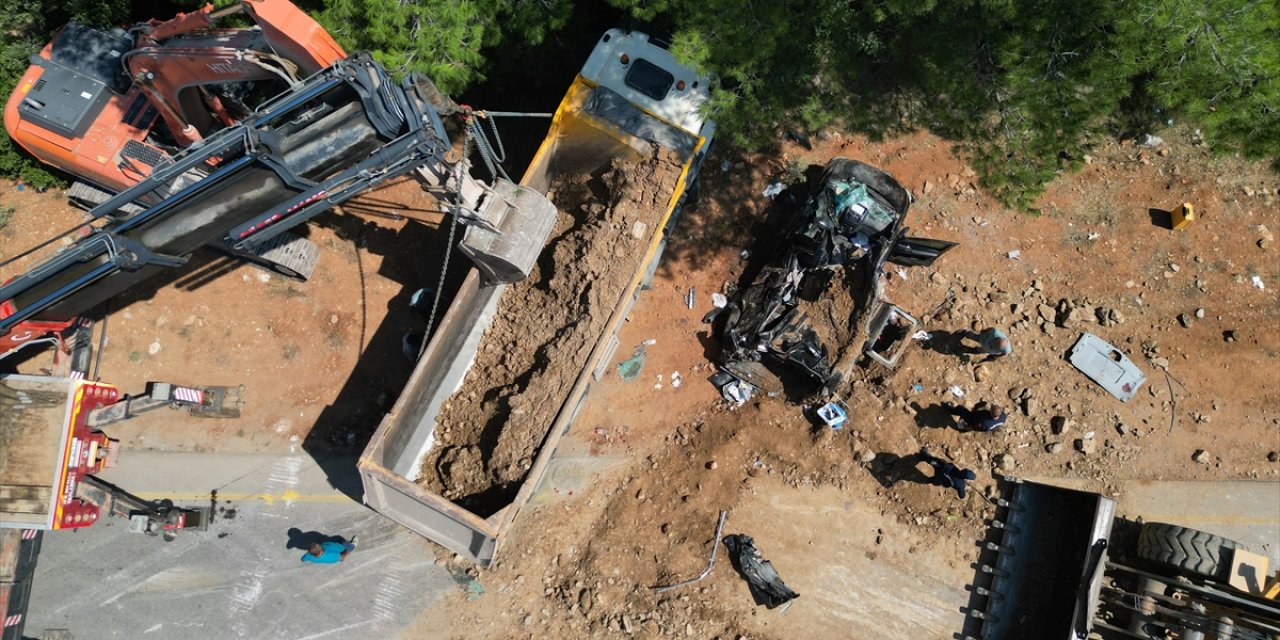 Hafriyat kamyonu minibüsün üzerine devrildi: 1 ölü, 2 yaralı