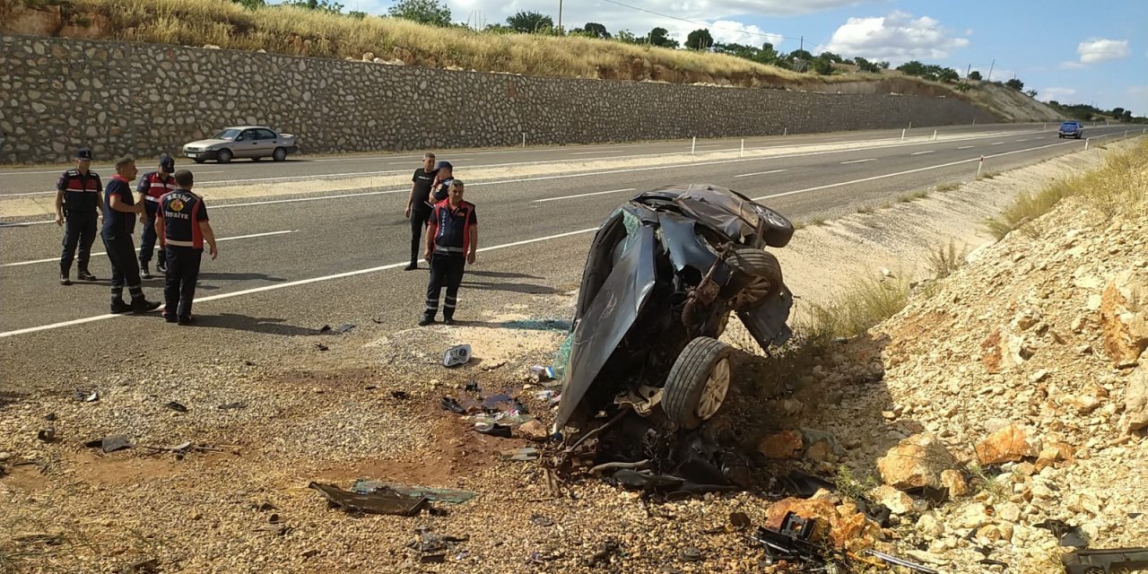 Kaldırıma çarpan otomobil takla attı: 1 ölü