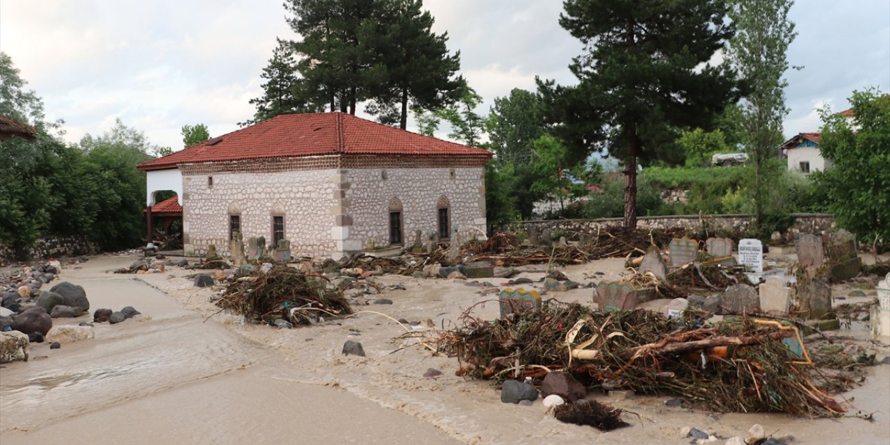 Sağanak sonrası ev ve ahırları su bastı