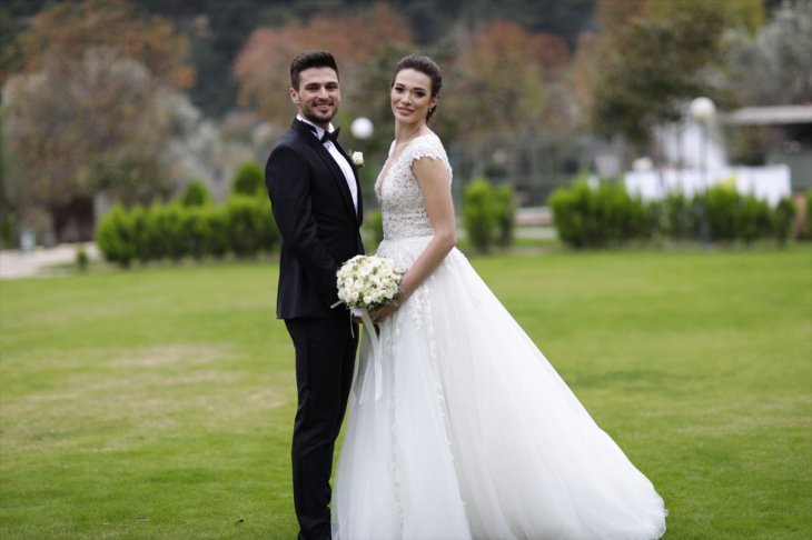 Milli futbolcu Okay Yokuşlu evlendi