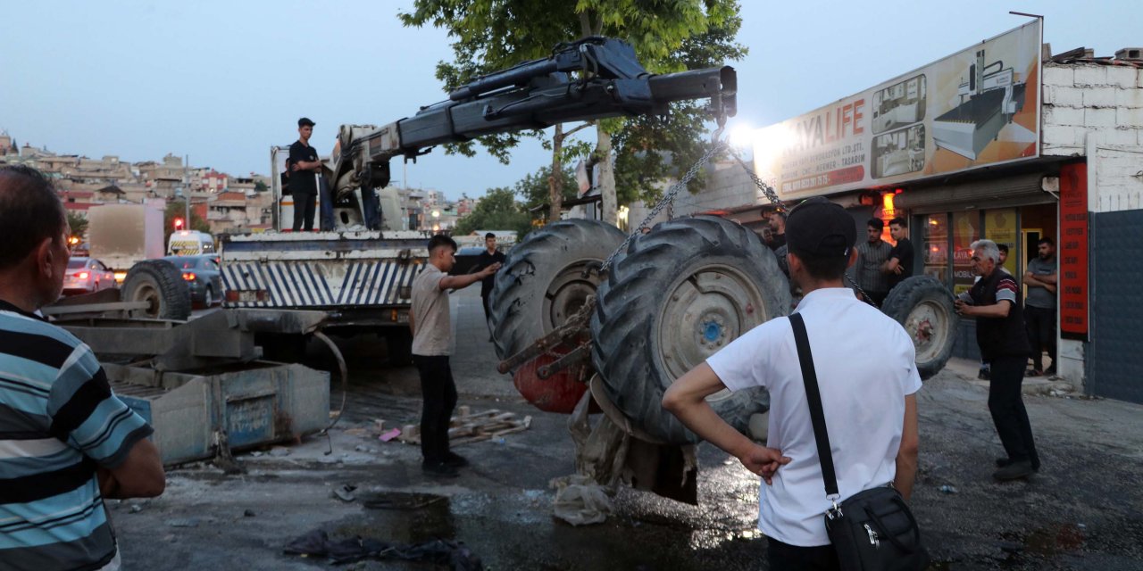 Traktör ile minibüs çarpıştı: 1 ölü, 1 yaralı