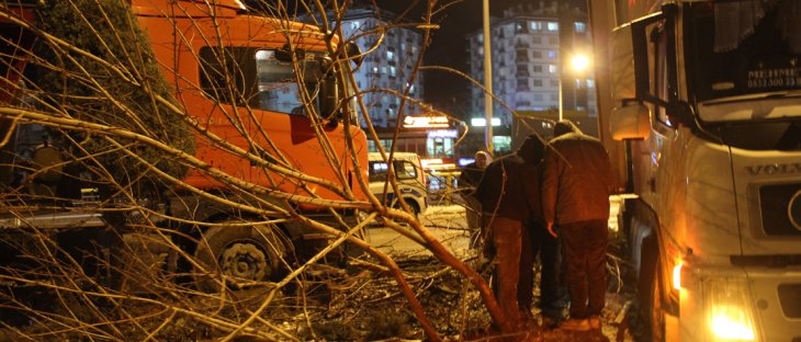 Konya'da yolda kayan tırlar refüje çıktı