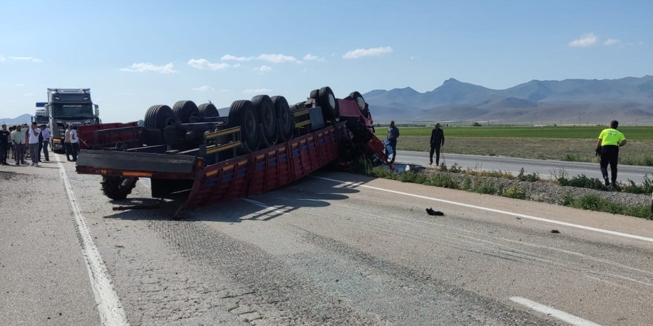 Konya’da traktör yüklü TIR devrildi