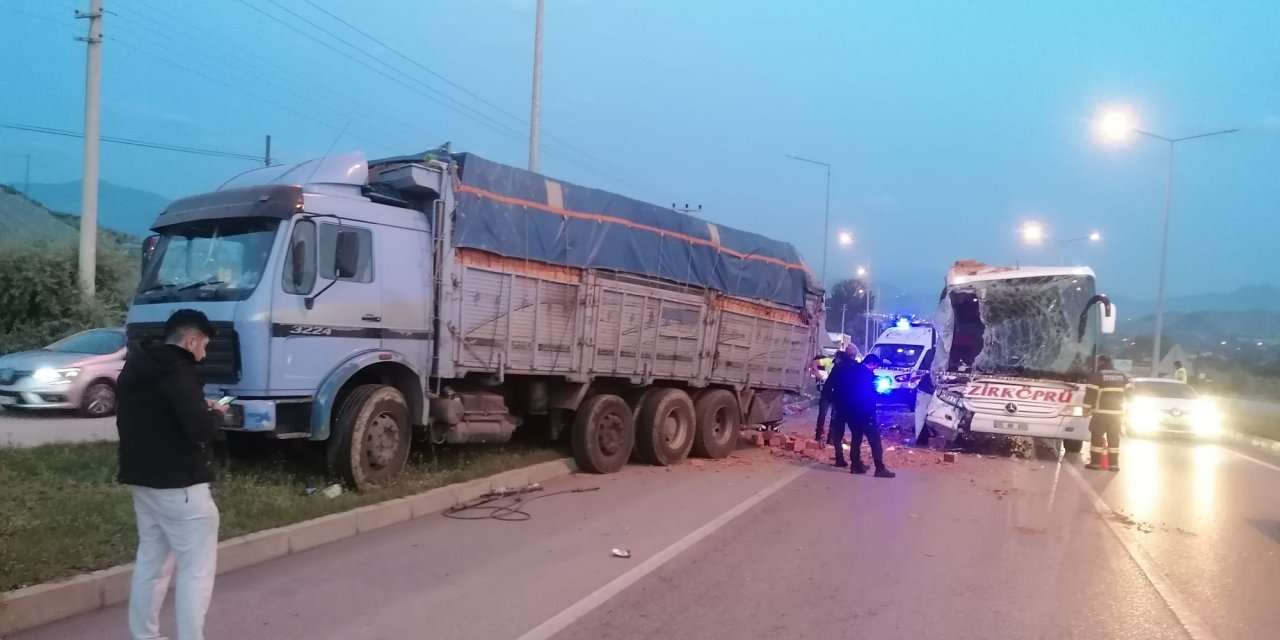 Yolcu otobüsü ile tuğla yüklü kamyon çarpıştı: 1 ölü, 9 yaralı