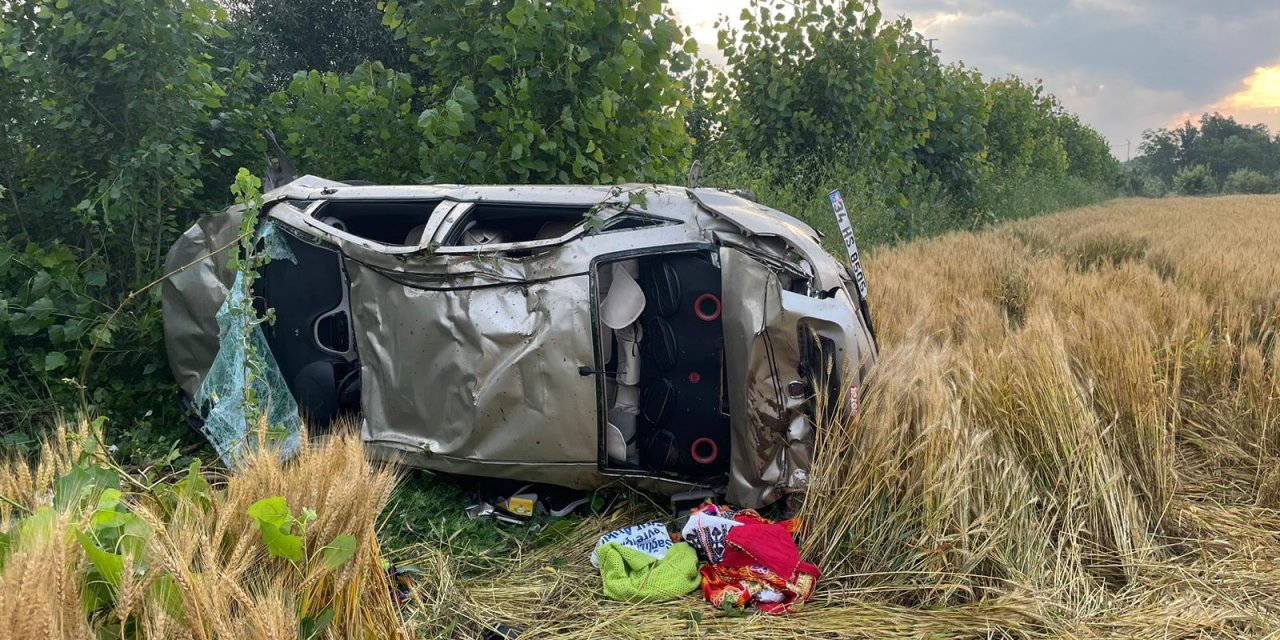 Tarlaya devrilen otomobildeki 1 kişi öldü, 4 kişi yaralandı