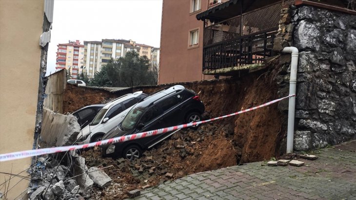 İstinat duvarı çöktü, otomobiller çukura düştü