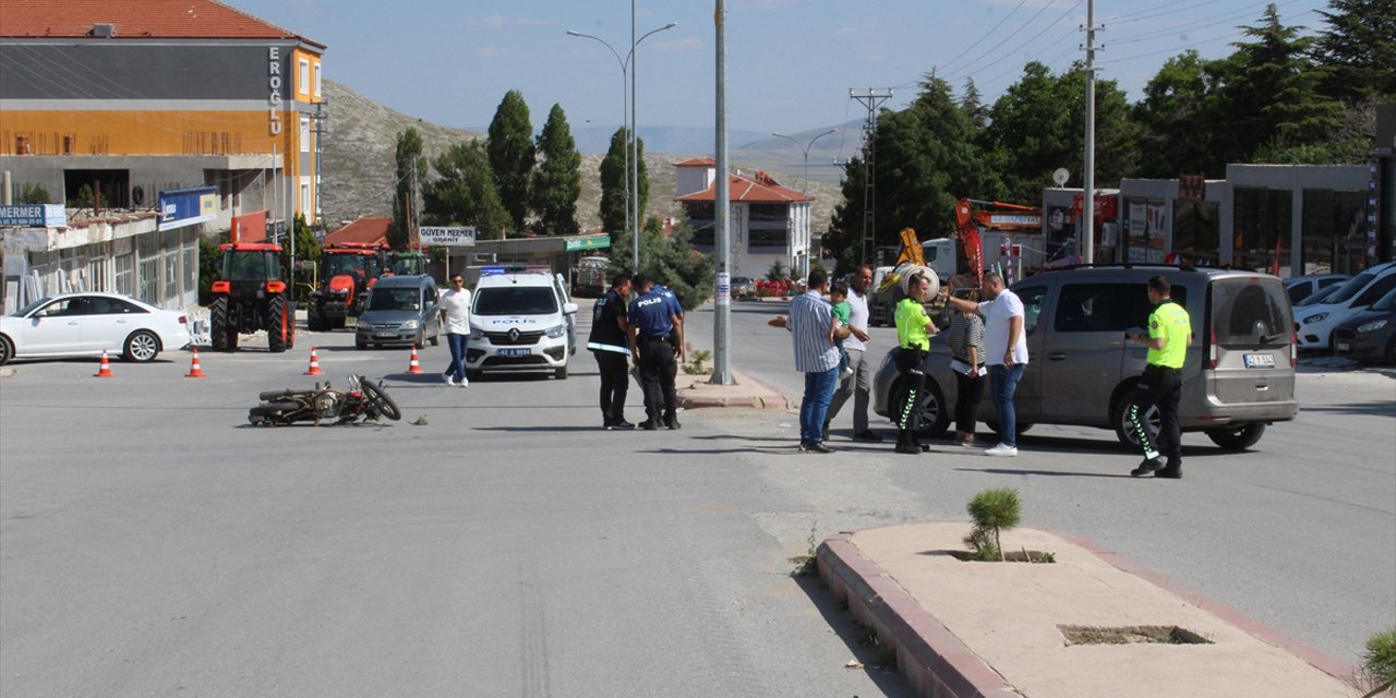 Konya’da kamyonetle motosiklet çapıştı, sürücü yaralı kurtuldu