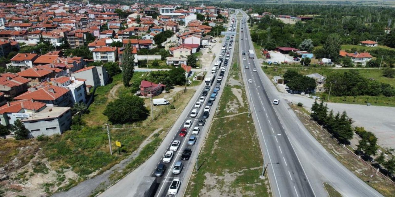 Görüntü Konya yolundan! Tatilci trafiği zor ilerliyor
