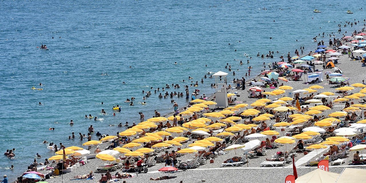 Hava ısındı, tatil başladı, Antalya sahilleri doldu