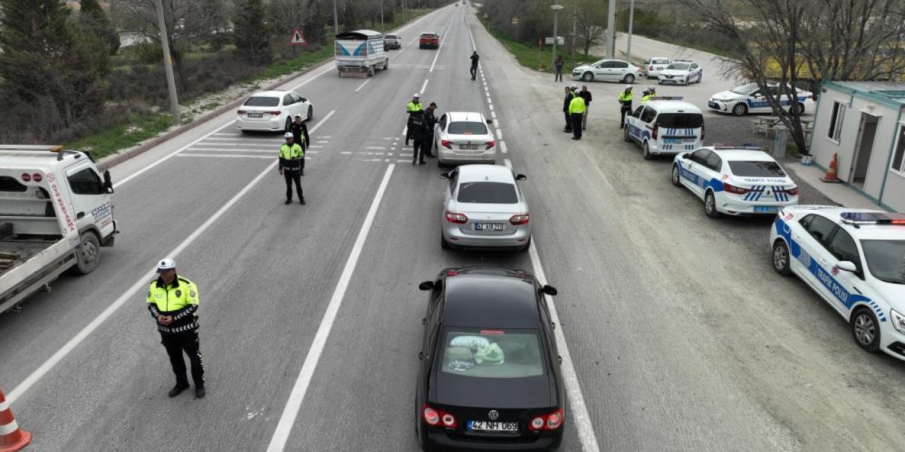 Konya’da dur ihtarına uymayan sürücü trafik polisine çarptı
