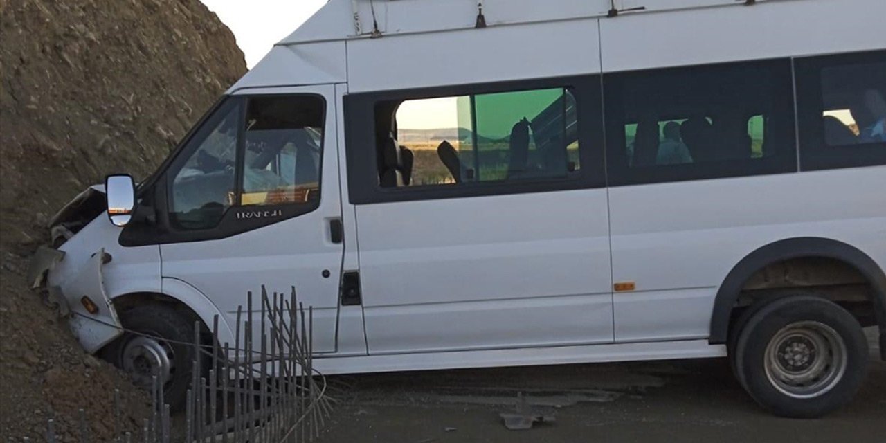 Yolcu minibüsü menfeze çarptı: 9 yaralı