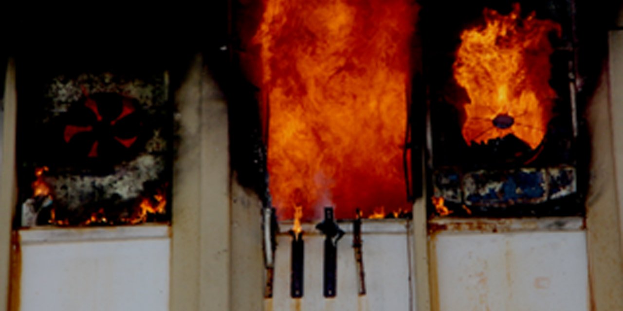 Kuyumcu atölyesinde patlama! Yanan iş yerlerini gözyaşlarıyla izledi