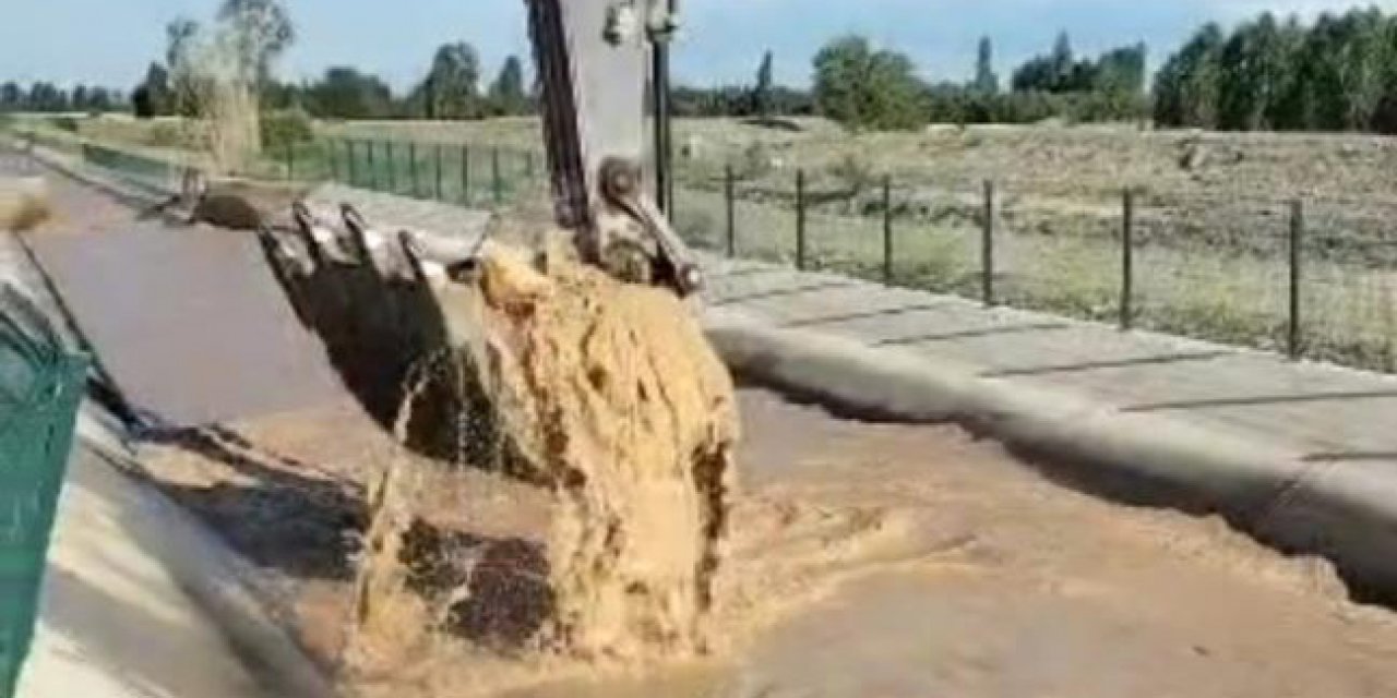 Kepçe operatörü tek hamle ile su kanalına düşen boğayı kurtardı