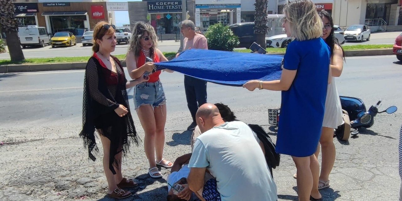 Motosiklet devrildi! Yaralanan sürücüye havluyla gölge yaptılar