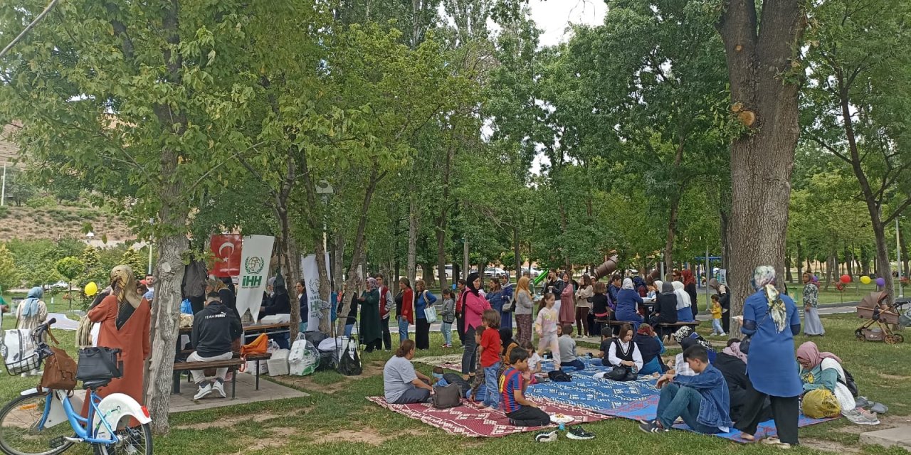 Aksaray’da depremzede anne ve çocukları piknik etkinliğinde moral buldu