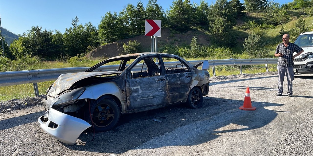 Minibüsle çarpışan otomobil alev aldı: 7 yaralı