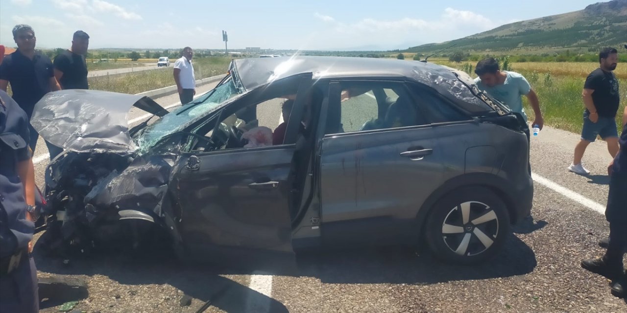 Konya’da devrilen otomobildeki 3 kişi yaralandı