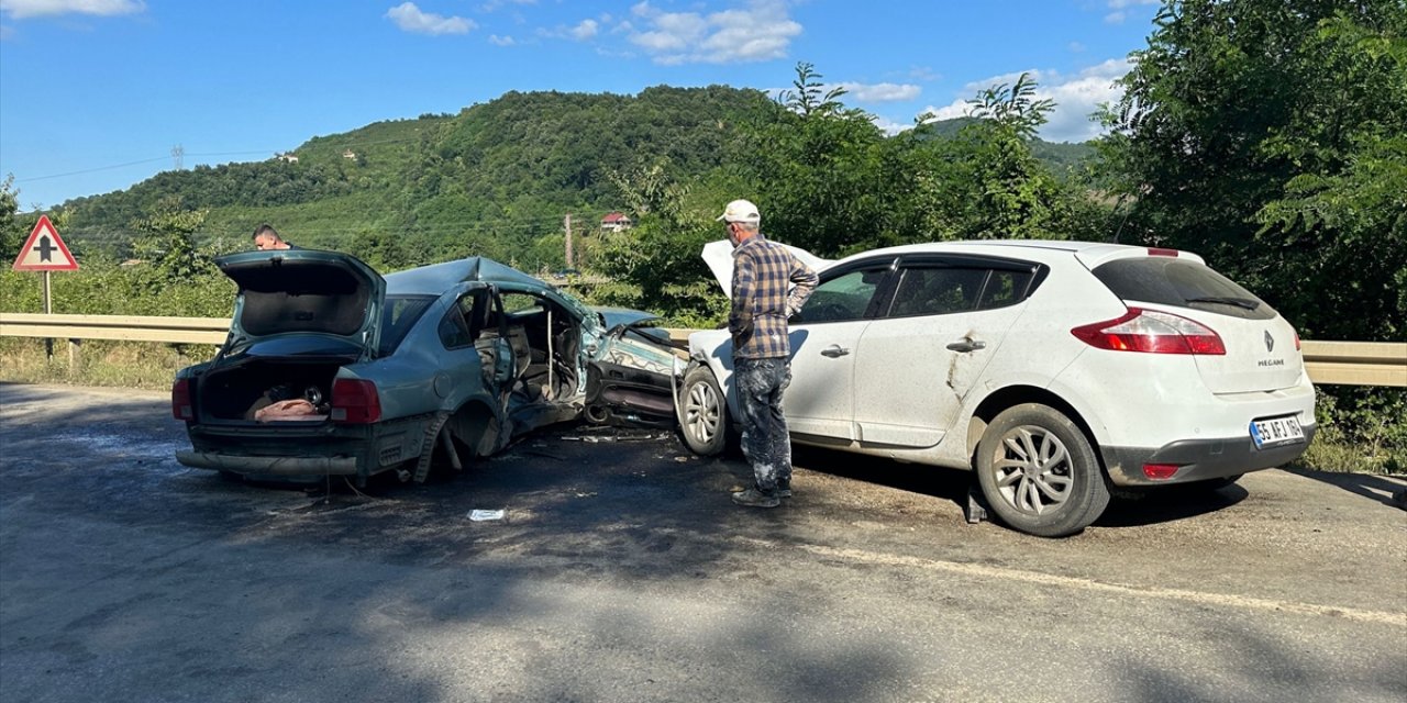 İki otomobil çarpıştı: 1 ölü, 4 yaralı