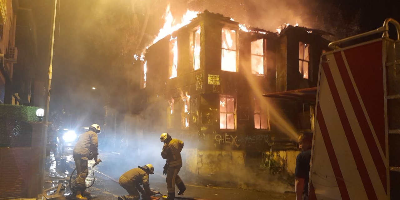 2 katlı bina alevlere teslim oldu