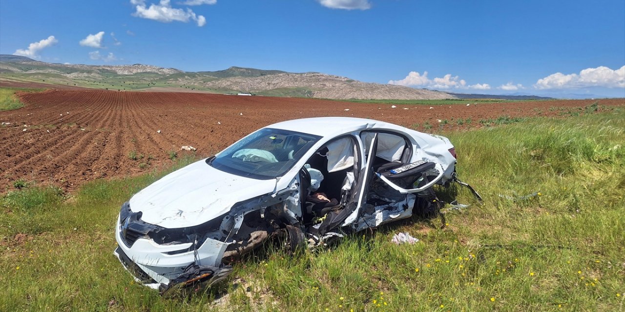 İki otomobil çarpıştı: 4’ü çocuk 9 kişi yaralandı