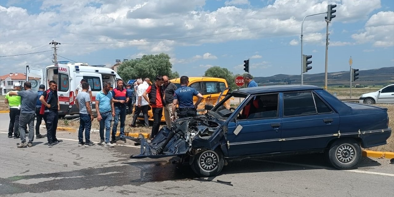 Ticari taksi ile otomobil çarpıştı: 5'i çocuk, 10 kişi yaralandı