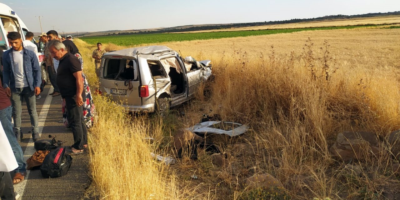 Hafif ticari araç tarlaya devrildi: 1 ölü, 7 yaralı
