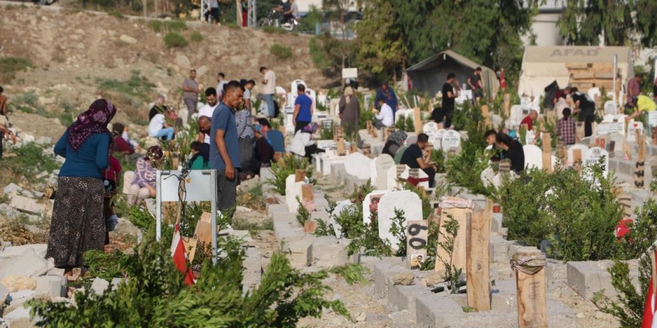 Deprem mezarlığında buruk bayram