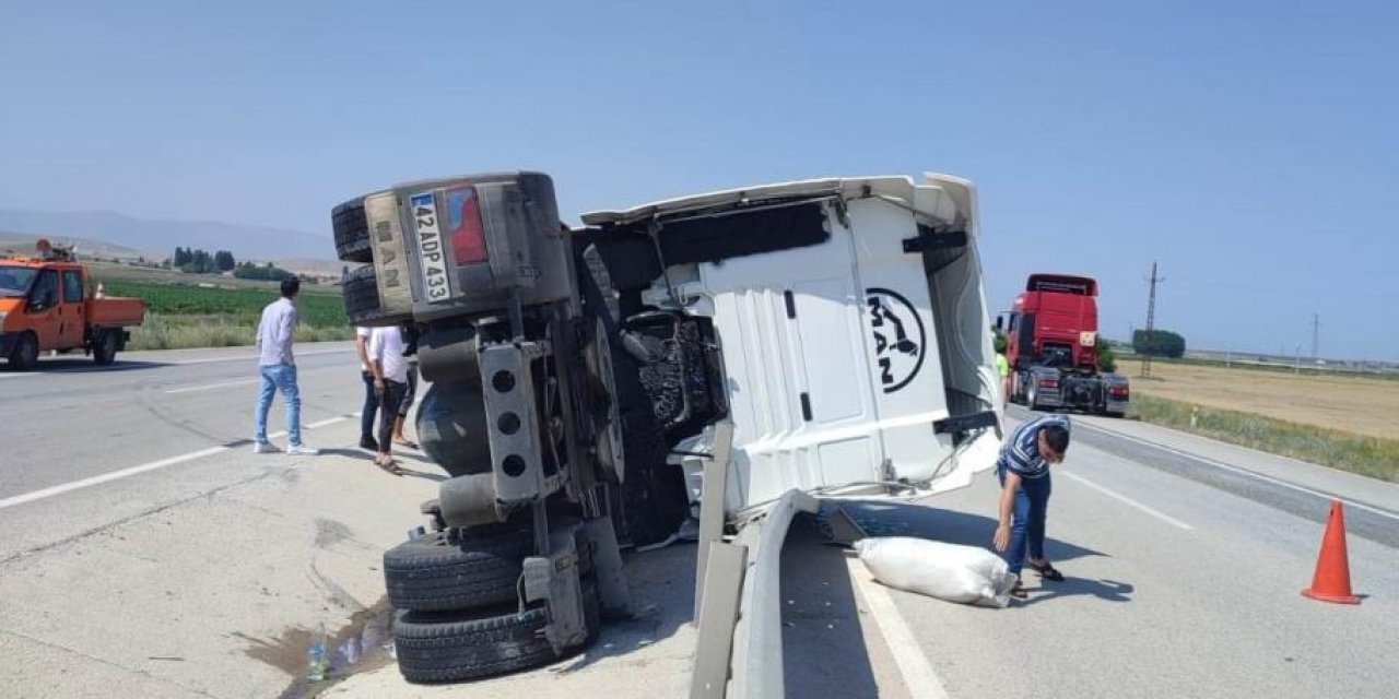 Konya’da TIR devrildi: 5 yaralı