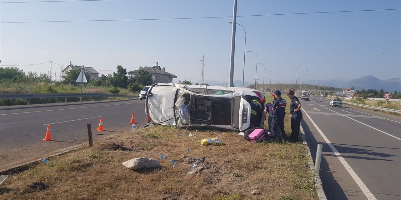 Konya’da refüje çarpan otomobil devrildi: 4 yaralı
