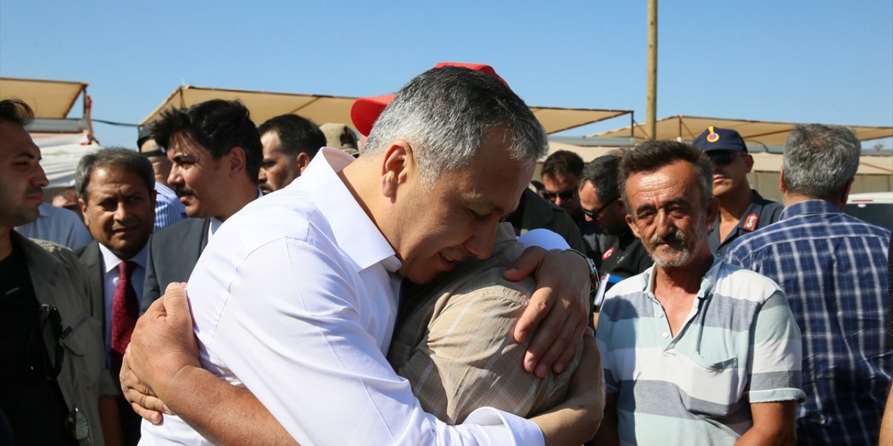 İçişleri Bakanı Ali Yerlikaya, Gaziantep'te depremzedelerle bayramlaştı