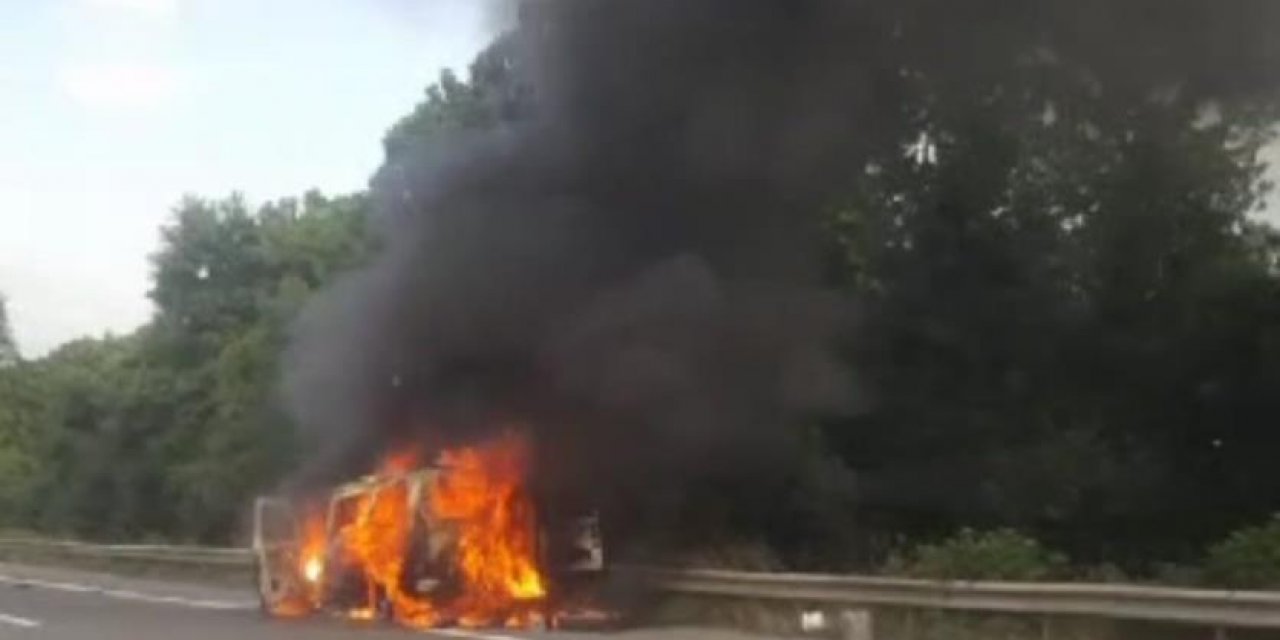 Minibüs alev topuna döndü: Sürücü yaralandı