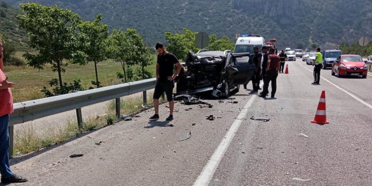 Öğrenci servisine çarpan otomobilin sürücüsü öldü