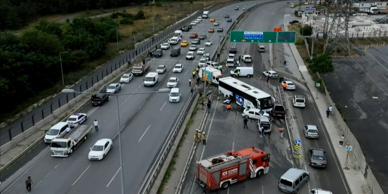 Karşı şeride geçen yolcu otobüsü çok sayıda araca çarptı