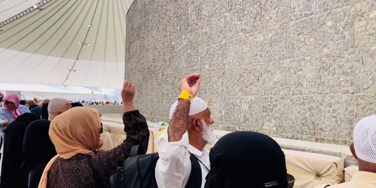Hacılar, Kurban Bayramı'nın ikinci gününde de şeytan taşladı