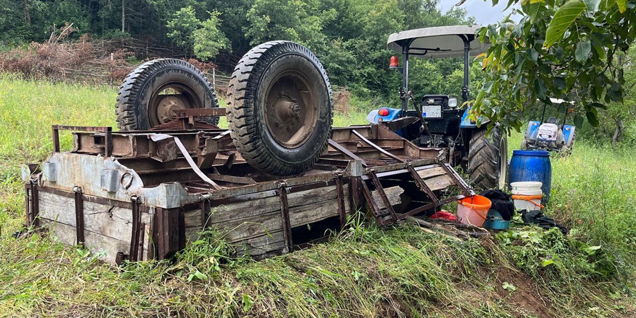 Traktör römorkuyla devrildi 15 kişi yaralandı
