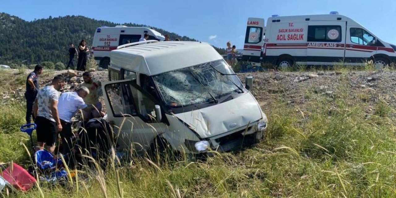 Konya yolunda minibüs şarampole devrildi: 7 yaralı