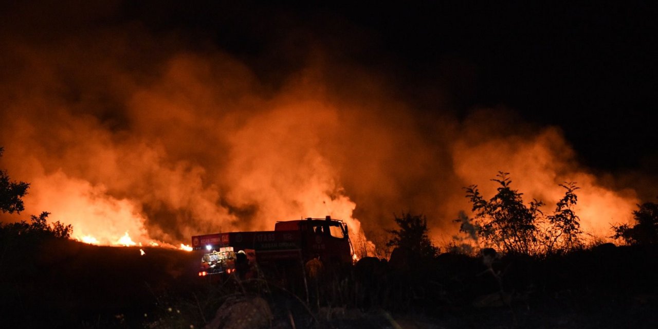 Çiftçinin 1 yıllık emeği kül oldu! 100 dönüm ekili alan alev alev yandı
