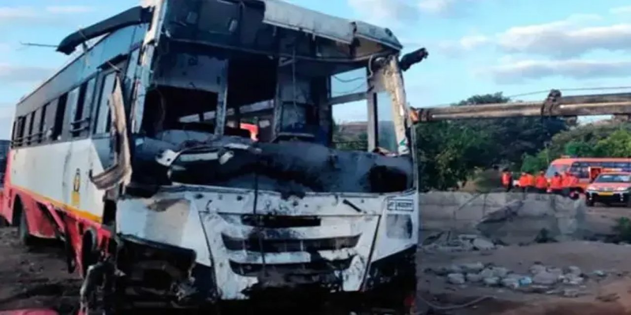 Kaza yapan yolcu otobüsü alev aldı, 25 kişi öldü
