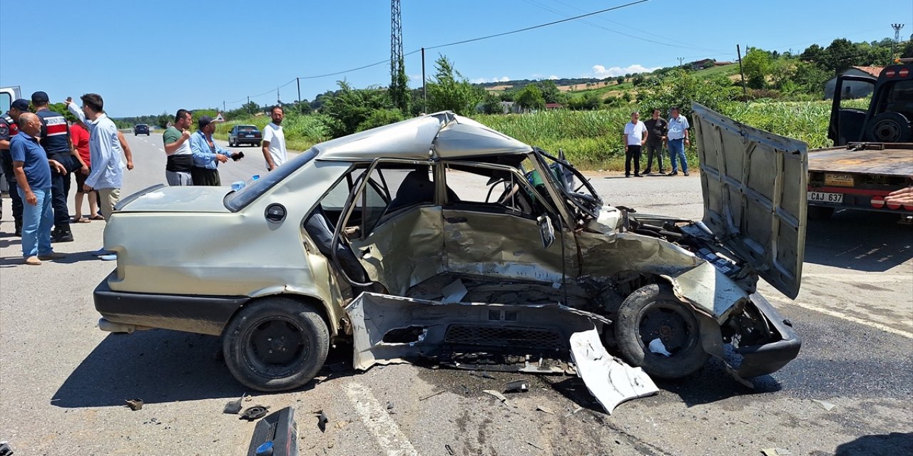 Otomobiller çarpıştı: 9 yaralı