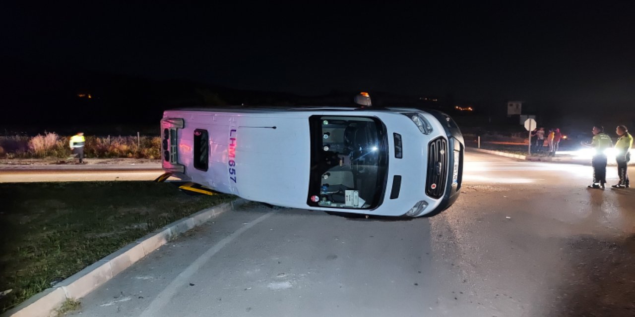 Otomobil minibüsle çarpıştı: 17 yaralı