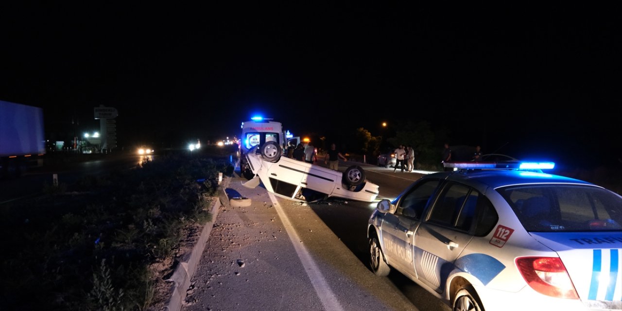 Konya'da lastiği patlayan otomobil takla attı! 5 kişi yaralı