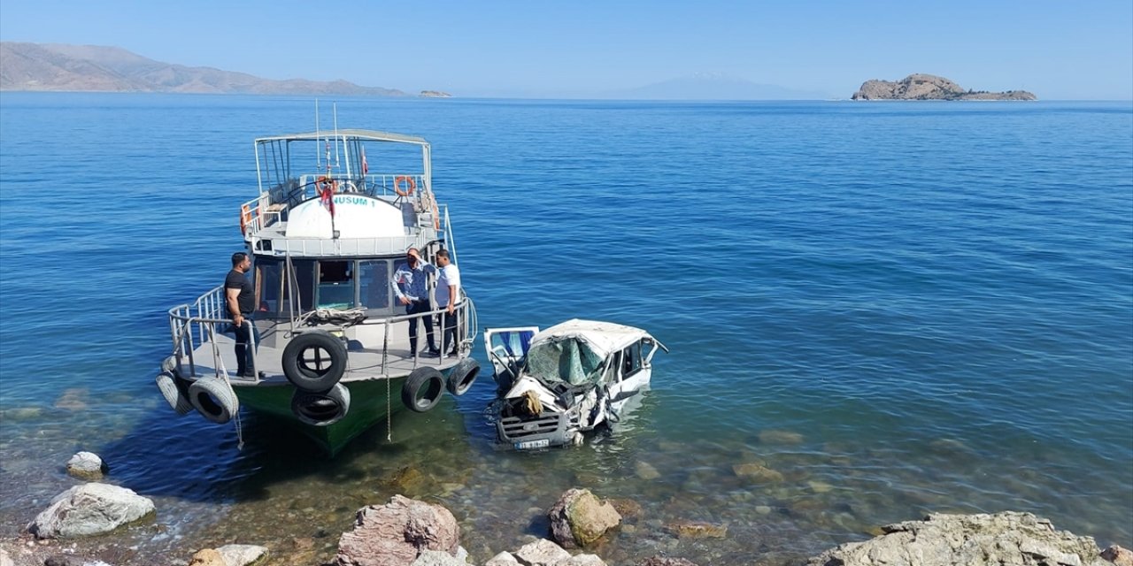 Van Gölü'ne minibüs düştü! 11 kişi yaralandı