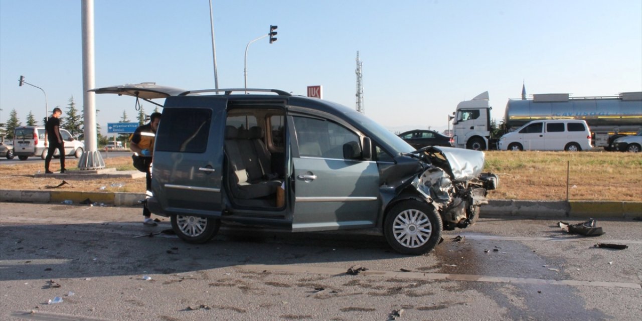 Konya yolunda hafif ticari araç ile otomobil çarpıştı: 10 yaralı