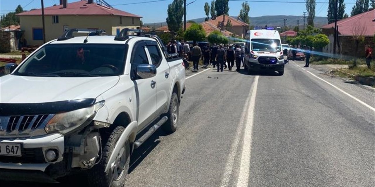 Motosiklet pikapla çarpıştı, 2 kişi hayatını kaybetti! Kaza anı kamerada