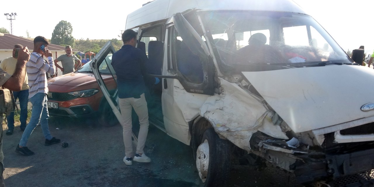 3 aracın karıştığı kazada 19 kişi yaralandı