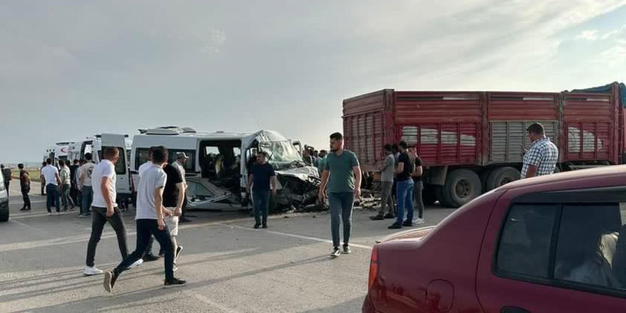 İşçi servisi ile kamyon çarpıştı: Yaralılar var