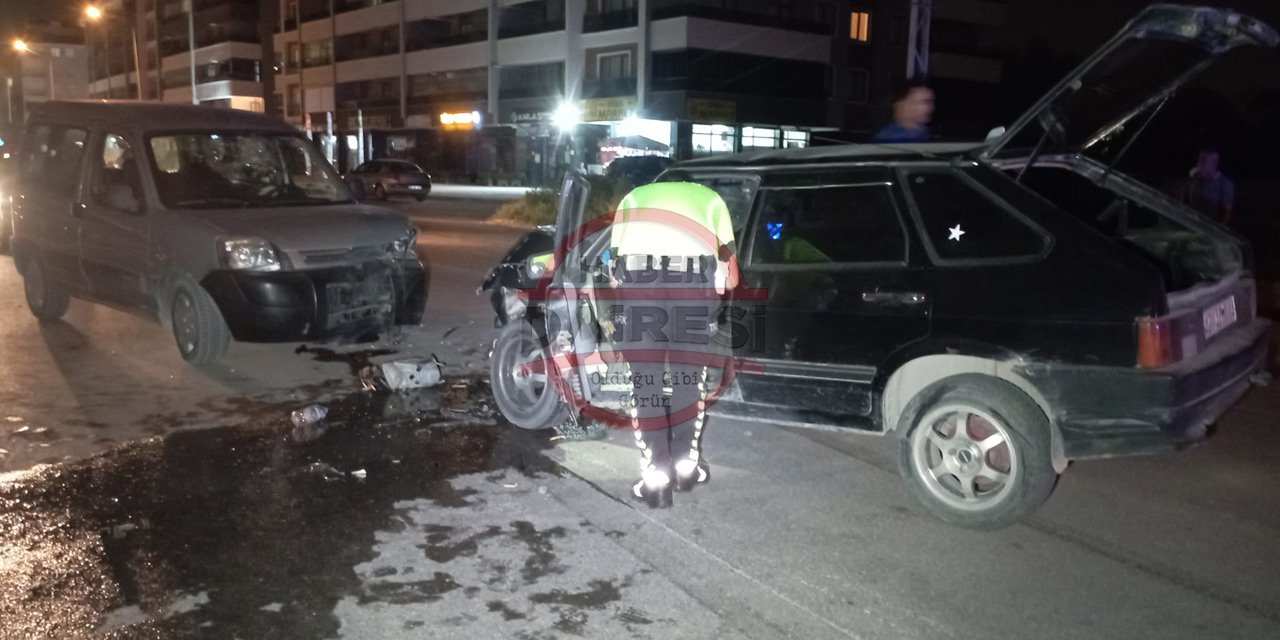 Konya’da hafif ticari araç ile otomobil kafa kafaya çarpıştı: 2’si ağır 5 yaralı