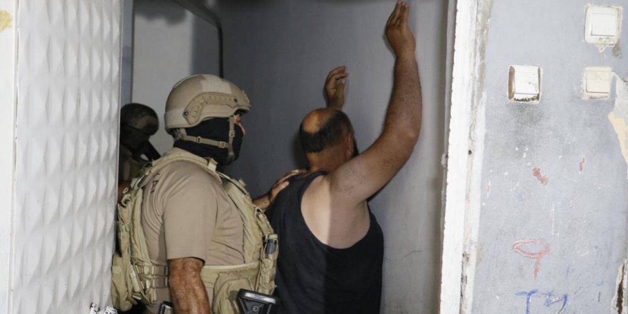 Şafak vakti operasyon! Evlere koçbaşıyla girdiler, çok sayıda gözaltı var